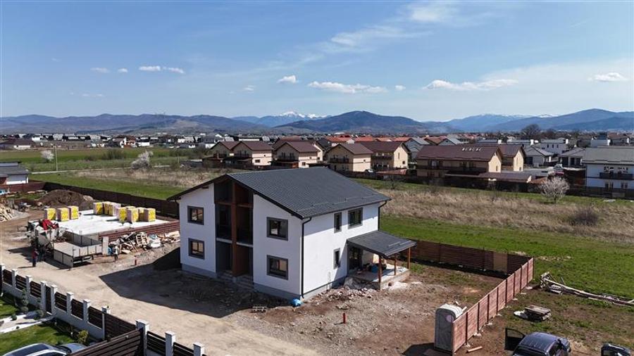 Duplex cu 4 camere cu Teren 350 Mp în Tărlungeni