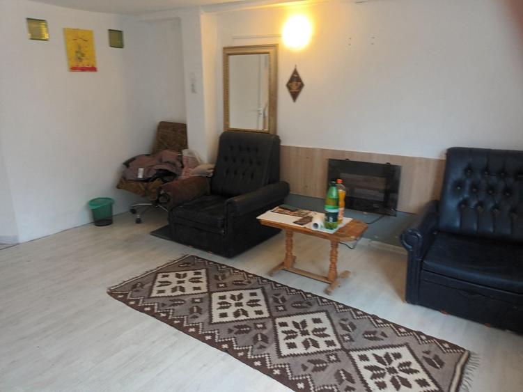 spatiu com stradal - zona centrala - 30 + 12 mp - pret vechi , neindexat - 3