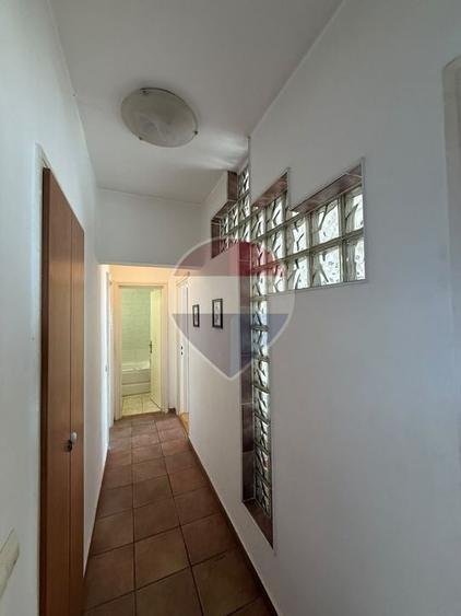 Apartament cu 3 camere semidecomandat, mobilat în Națiunile Unite
