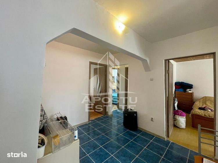 Apartament cu 3 camere decomandat în Roșia