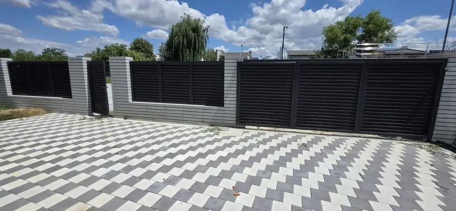 Casă individuală cu 5 camere cu Teren 409 Mp în Vest