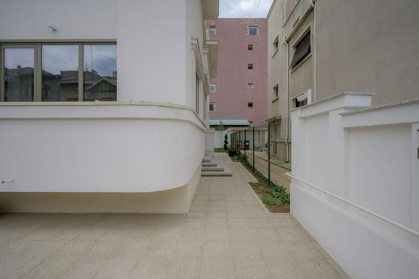 Casă individuală cu 8 camere cu Canalizare în Dorobanți