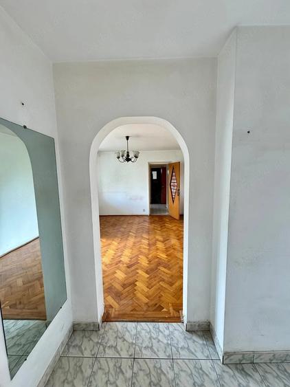 Apartament cu 3 camere semidecomandat în Central