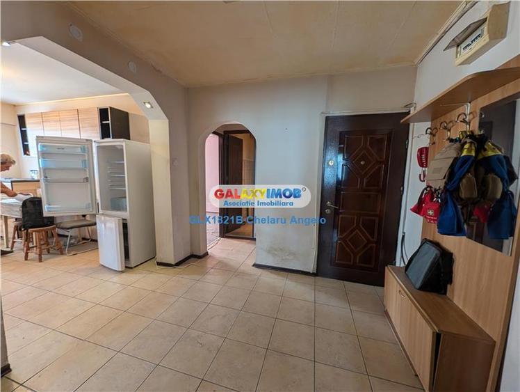 Apartament cu 4 camere semidecomandat în Berceni