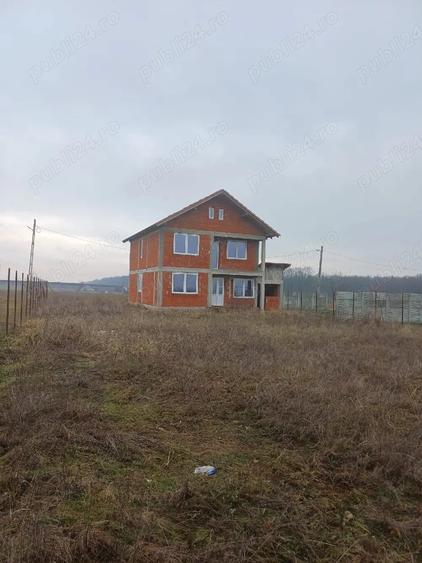 Casă cu Teren 8500 Mp în Leș