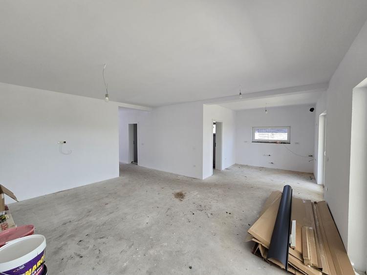 Casă individuală cu 3 camere cu Canalizare în Sânandrei
