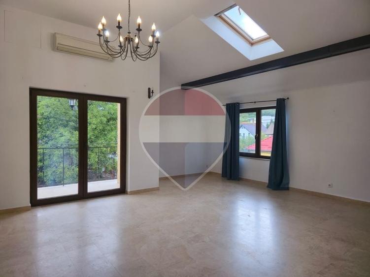 Casă individuală cu 8 camere cu Teren 405 Mp în Grigorescu