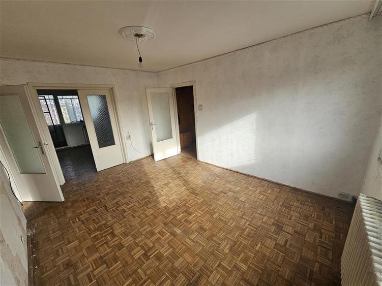 Apartament cu 3 camere semidecomandat în Micro I