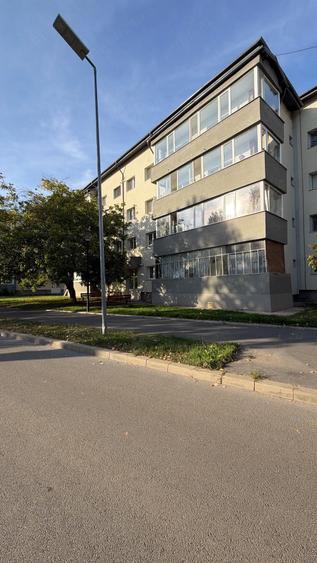 Apartament cu 3 camere semidecomandat în 1 Decembrie