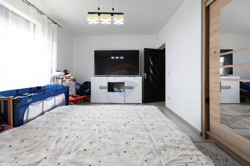 Casă individuală cu 6 camere cu Teren 564 Mp în Hemeiuș