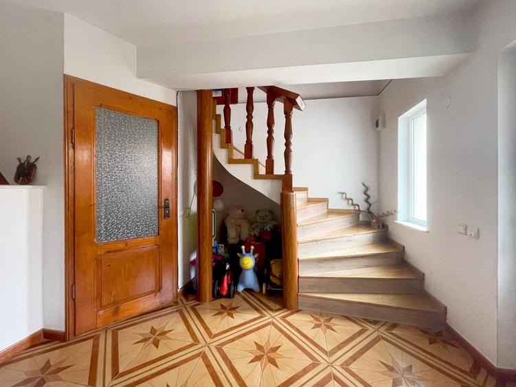 Casă individuală cu 5 camere cu Canalizare în Călugareni
