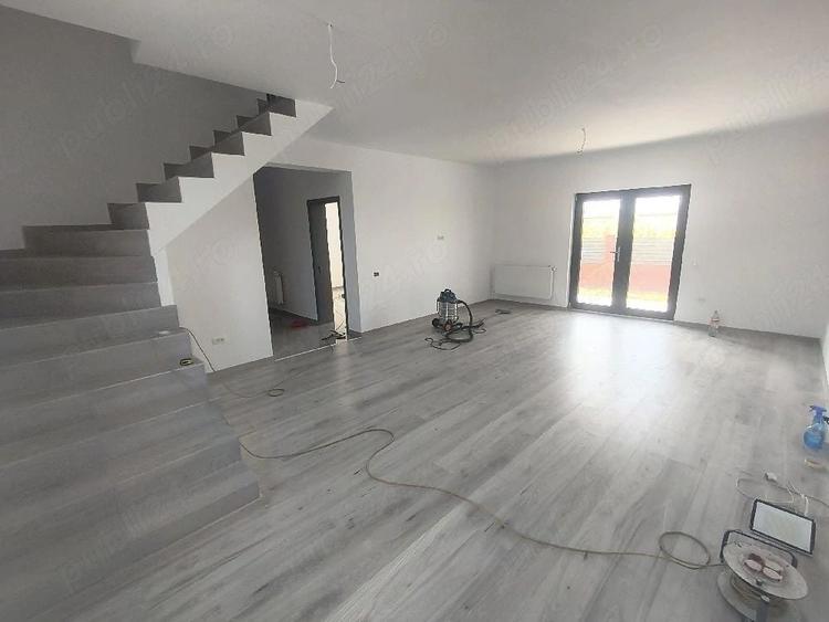 Casă individuală cu 4 camere cu Teren 400 Mp în Domnești