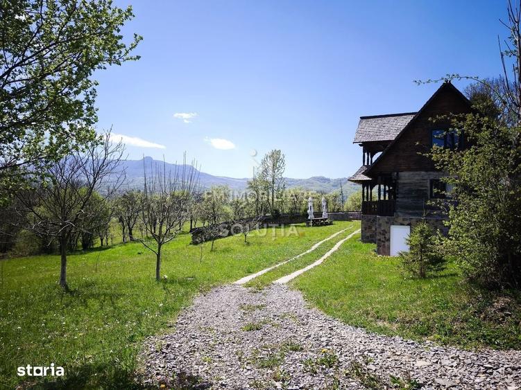 Casă cu 4 camere decomandat în Desești