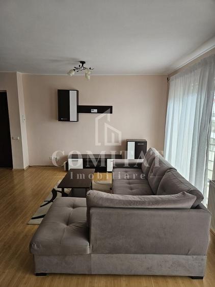Apartament cu 3 camere semidecomandat, mobilat în Bună Ziua