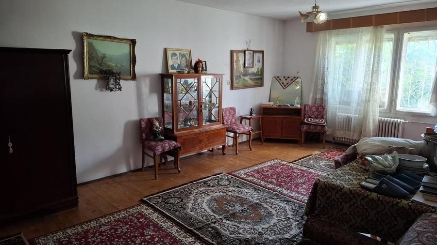 Casă cu 9 camere cu Teren 567 Mp în Central