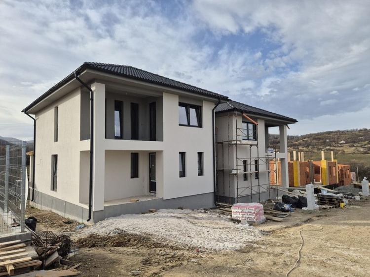 Casă individuală cu 4 camere cu Canalizare în Nord-Vest