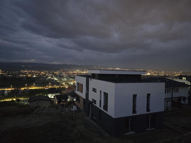 Casă cu 4 camere decomandat în Sud