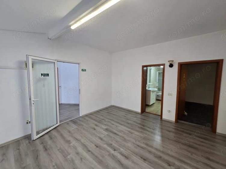 Apartament cu 5 camere semidecomandat în Dumbrăvița