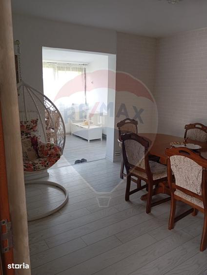 Casă cu 7 camere cu Teren 1183 Mp în Central
