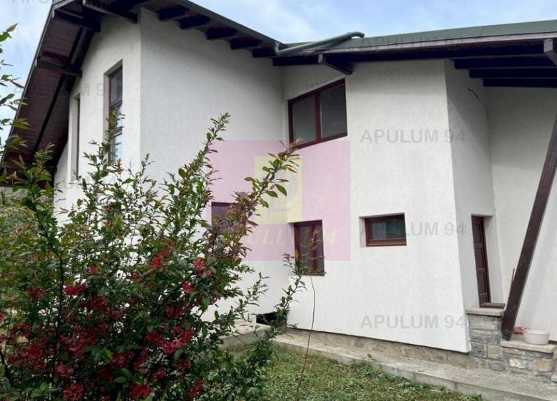 Casă individuală cu 9 camere decomandat cu Canalizare în Central