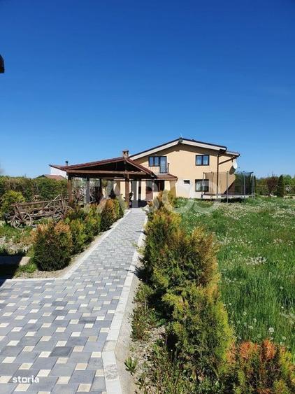 Casă cu 4 camere în Hurez
