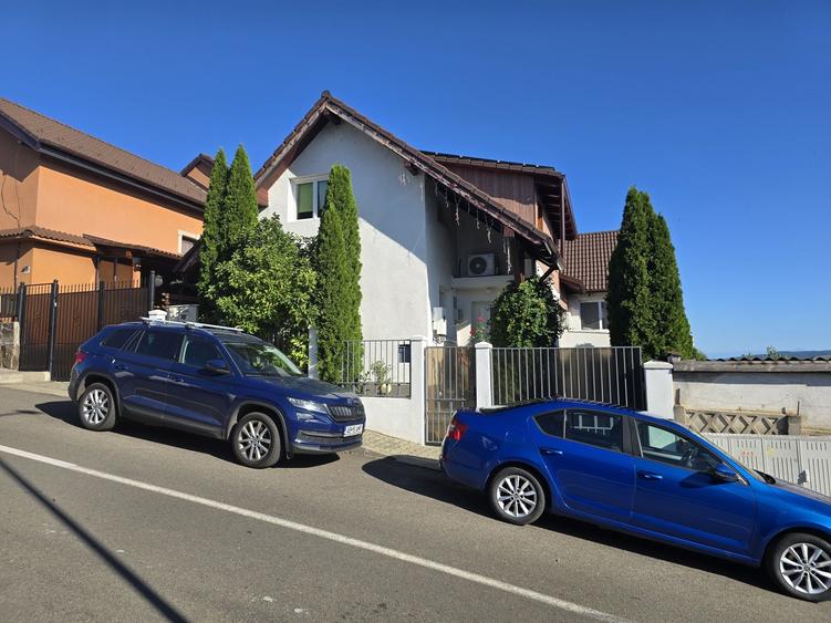 Casă cu 4 camere decomandat în Central