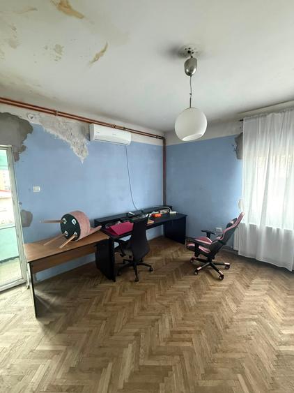 Apartament cu 3 camere semidecomandat în P-ța Victoriei