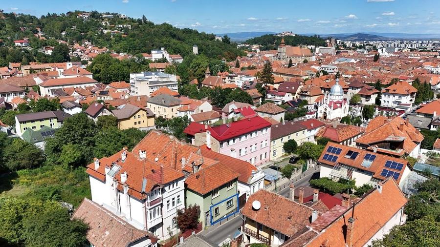 Apartament cu 3 camere semidecomandat în Centrul Istoric