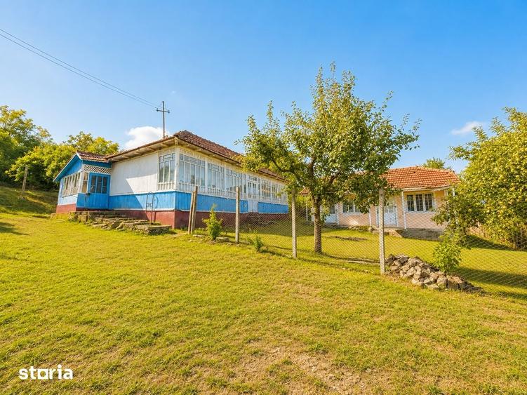 Casă cu 2 camere cu Teren 2700 Mp în Podu Roș