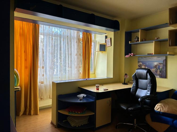 Apartament cu 3 camere semidecomandat, mobilat în Podu Roș