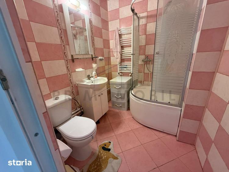 Apartament cu 3 camere în Podu Roș