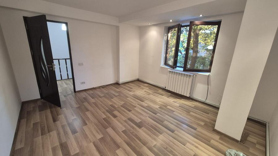 Apartament cu 5 camere decomandat în Victoriei