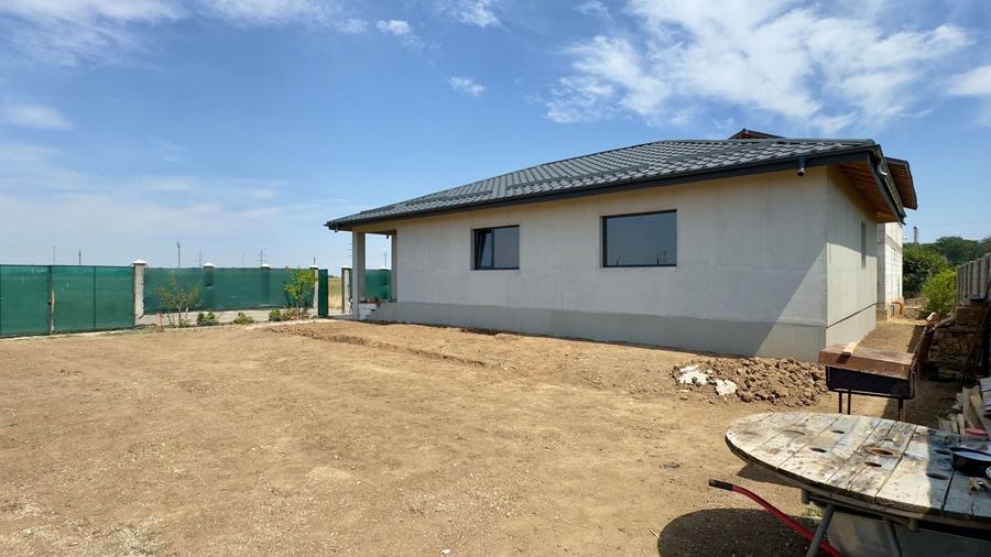 Casă individuală cu 3 camere cu Canalizare în Bâcu