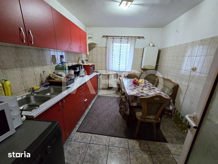 Apartament cu 3 camere decomandat, mobilat în Turnișor