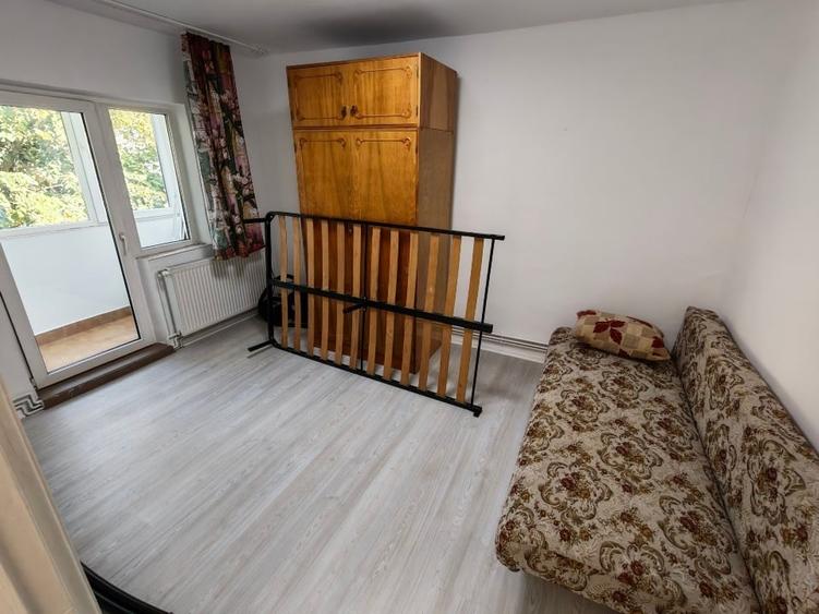 Apartament cu 3 camere semidecomandat, mobilat în Spitalul Județean
