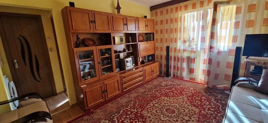 Apartament cu 3 camere semidecomandat în Central