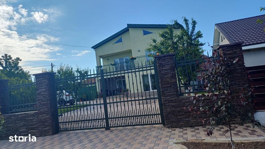 Casă cu 7 camere cu Teren 617 Mp în Cobadin