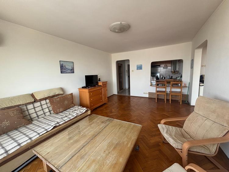 Apartament cu 3 camere semidecomandat în Sala Palatului