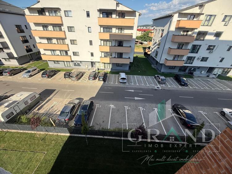 Apartament cu 3 camere semidecomandat în Florești