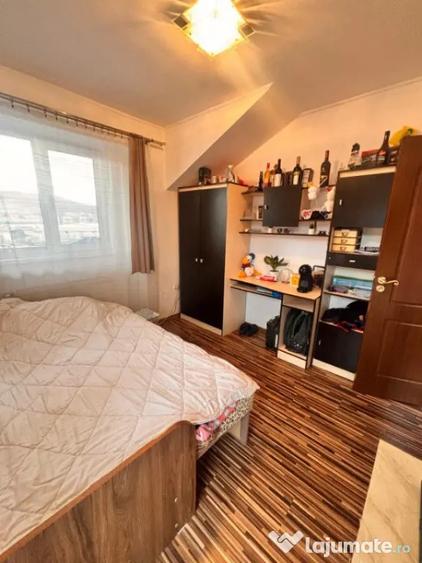 Apartament cu 4 camere semidecomandat în Florești