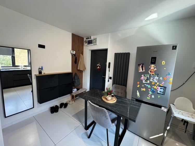 Apartament cu 3 camere decomandat, mobilat în Calea București