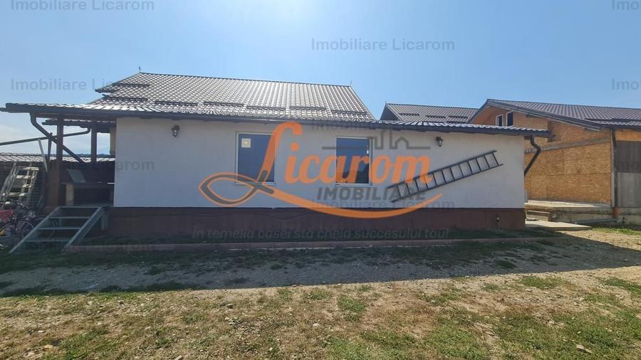Casă individuală cu 8 camere decomandat cu Canalizare în Cristian