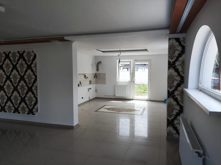 Casă individuală cu 5 camere cu Teren 1100 Mp în Central