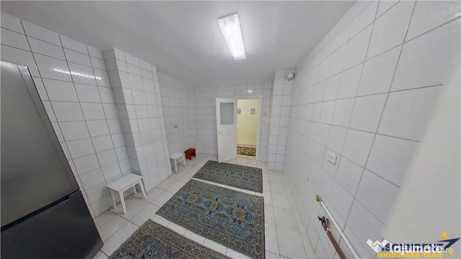 Apartament cu 3 camere decomandat în Calea București