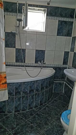 Apartament cu 3 camere semidecomandat, mobilat în Tei