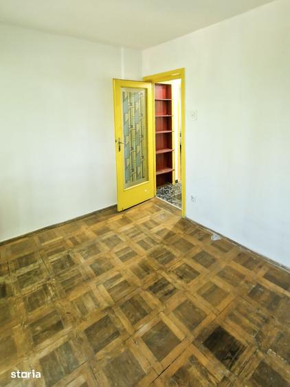 Apartament cu 3 camere semidecomandat în Gara de Nord