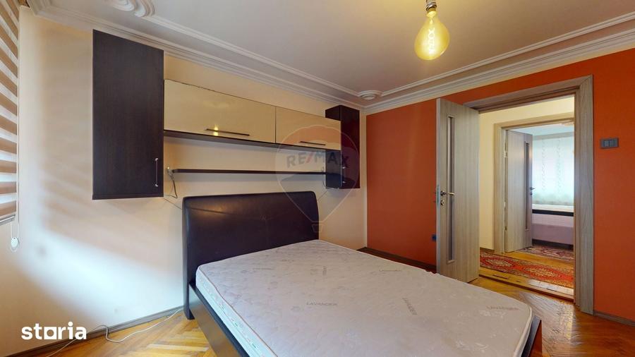 Casă cu 9 camere cu Teren 335 Mp în Valea Cerbului