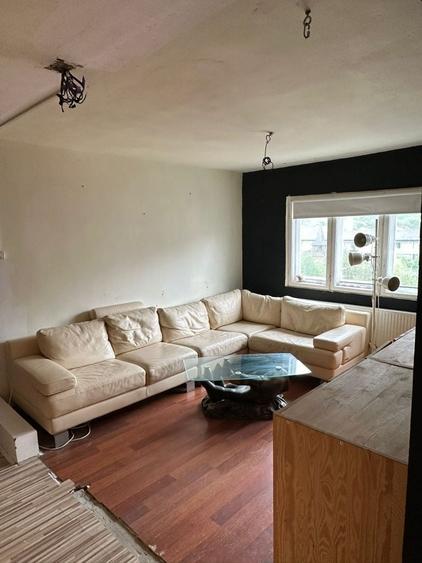 Apartament cu 3 camere semidecomandat în Petros