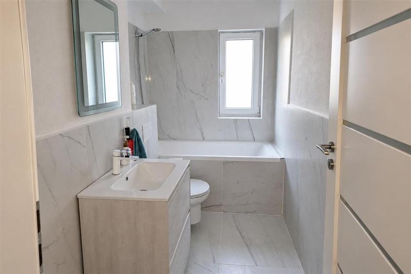 Apartament cu 3 camere semidecomandat, mobilat în Industrial Vest