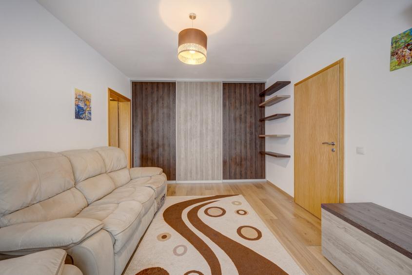 Apartament cu 3 camere semidecomandat, mobilat în Banu Manta